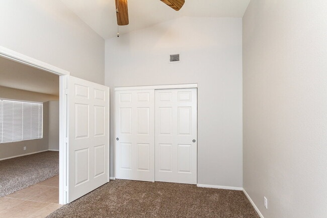 Building Photo - 932 Clubview Dr