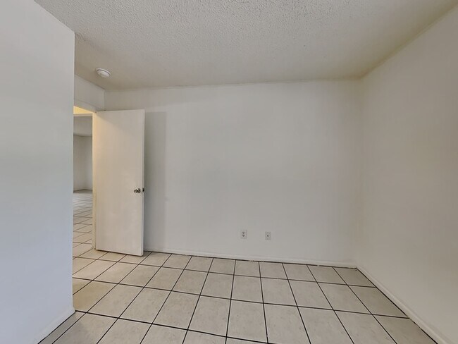 Foto del edificio - 2550 S Park Ave