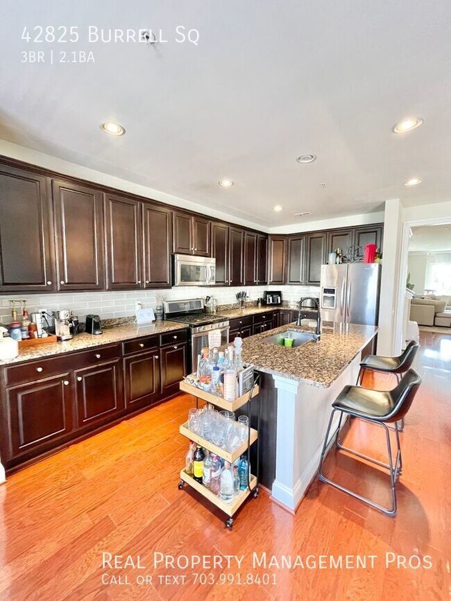 Building Photo - Beautifully Maintained 3 Bedroom 2.5 Bath ...