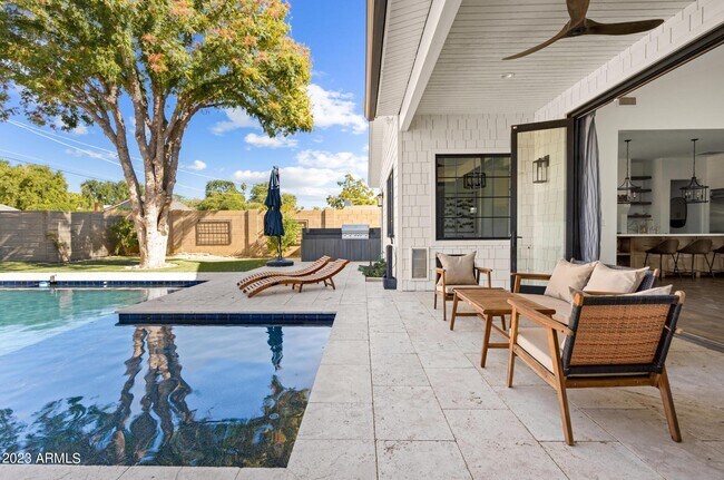 Building Photo - 4426 E Weldon Ave