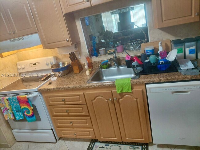 Building Photo - 3940 NW 42nd Ave