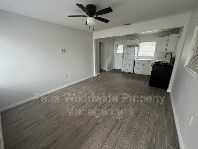 Building Photo - 924.5 N Amelia Ave