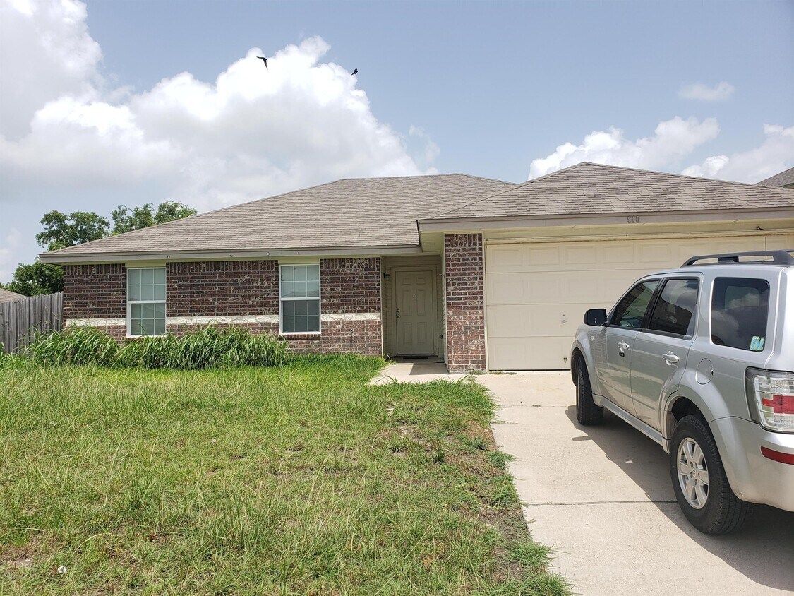 Primary Photo - 910 Leah Dr