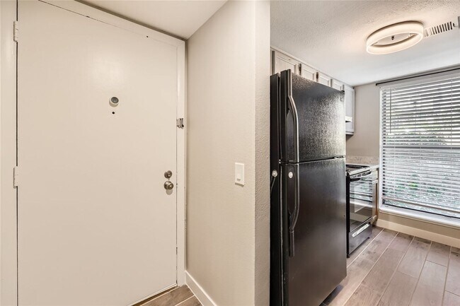 Building Photo - "Charming 1-Bedroom 1-Bathroom Unit in Bea...