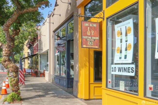 Building Photo - 648 University Ave