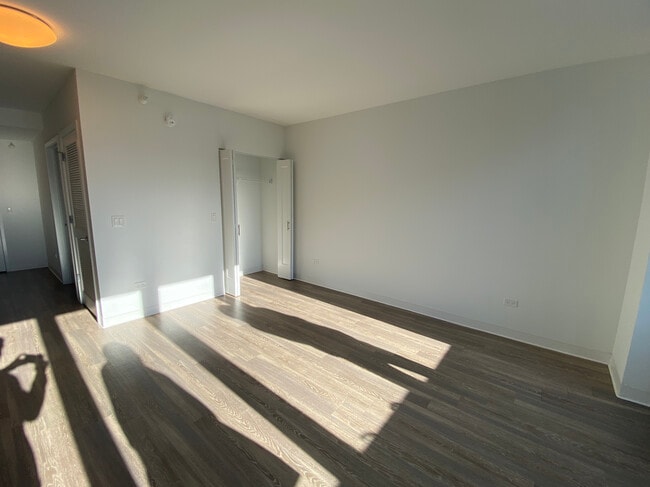 Building Photo - 630 N La Salle Dr