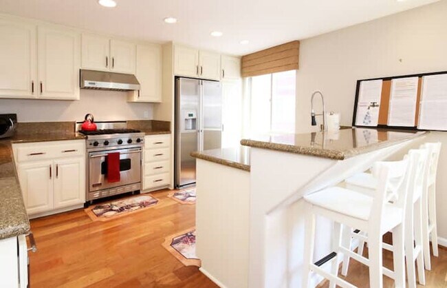 Foto del edificio - Ocean views, downtown, bay, lixury big SFH...