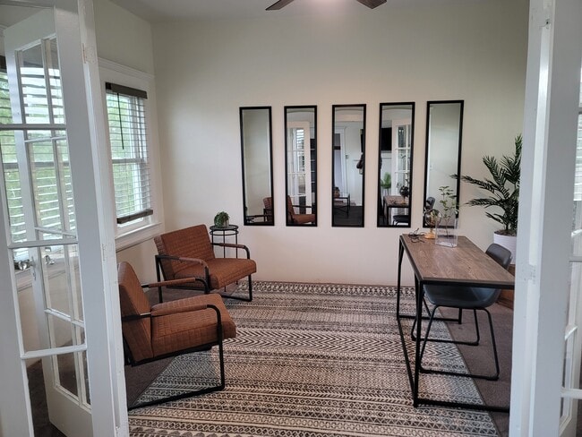 Oficina - 2111 6th Ave