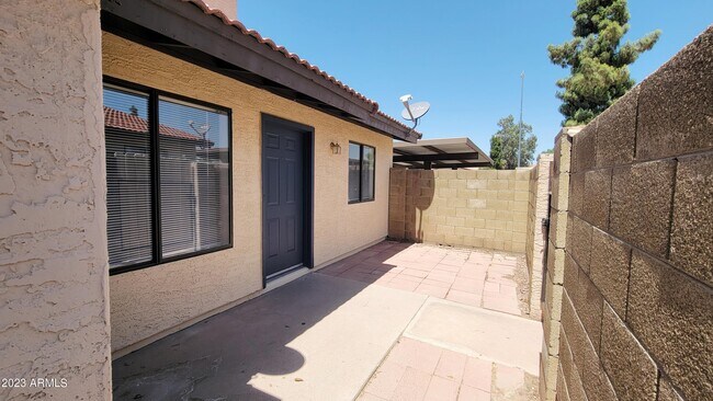 Foto del edificio - 6155 E Greenway St