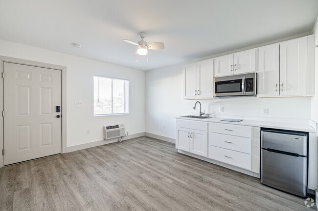 Studio, 1BA - 638SF - Living Room - Studio 622