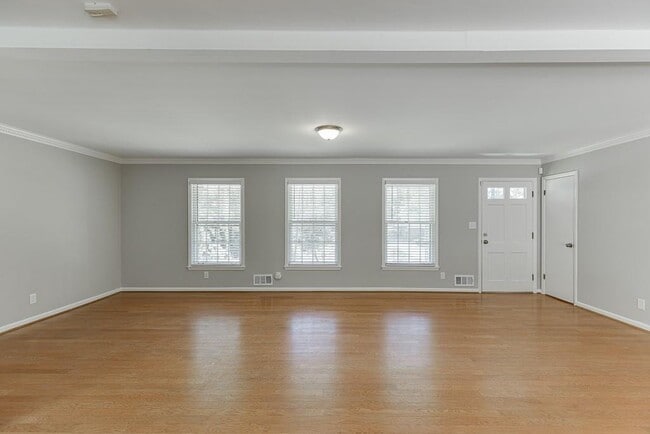 Foto del edificio - 1571 Folkstone Rd NE