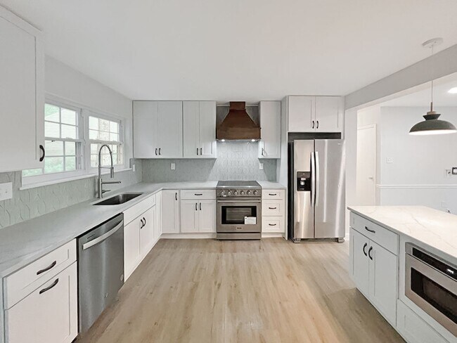 Foto del edificio - COMING SOON! Gorgeous Cape-Cod SFH w/4 Bed...