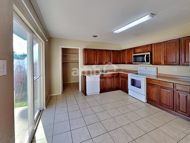 Foto del edificio - 9829 Sparrow Hawk Ln