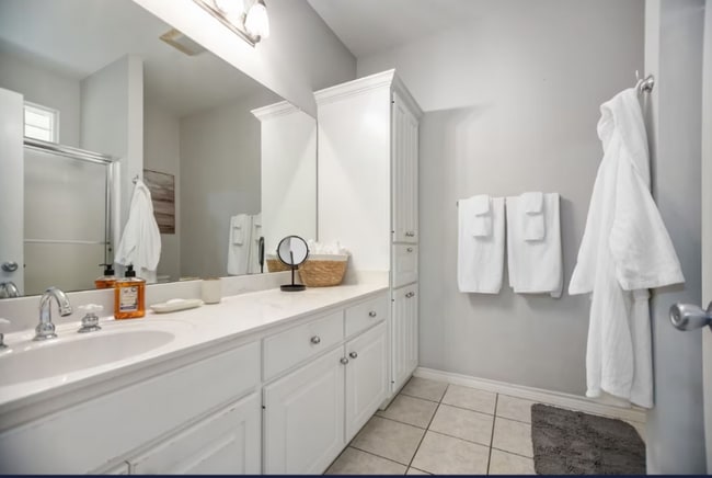 Building Photo - 1531 E Austin St