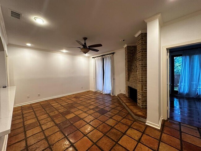 Building Photo - 606 W Lynn St