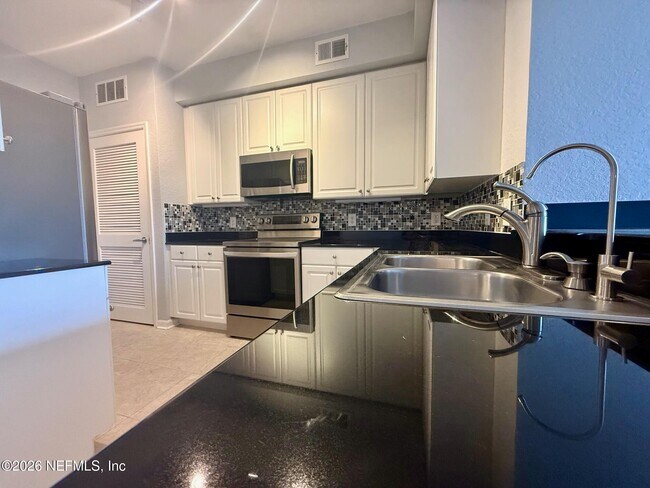 Foto del edificio - 8539 Gate Pkwy W