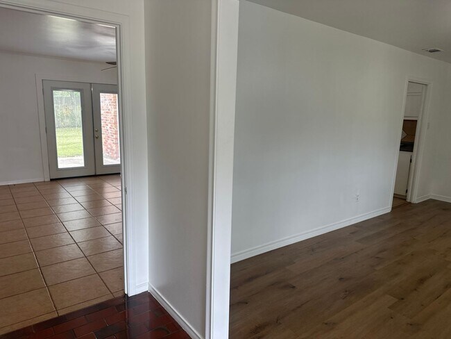 Foto del edificio - 2213 Suanne Dr