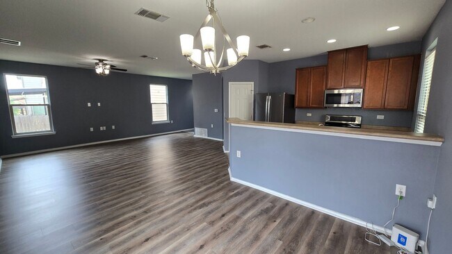 Building Photo - Northeast Crossing beauty 3 Bedroom 2 Bath...