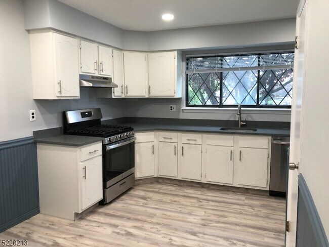 Building Photo - 226 Wildflower Ln