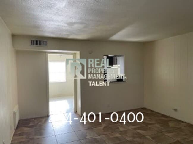 Building Photo - 2 Bedroom, 1.5 Bathroom Duplex Townhome fo...