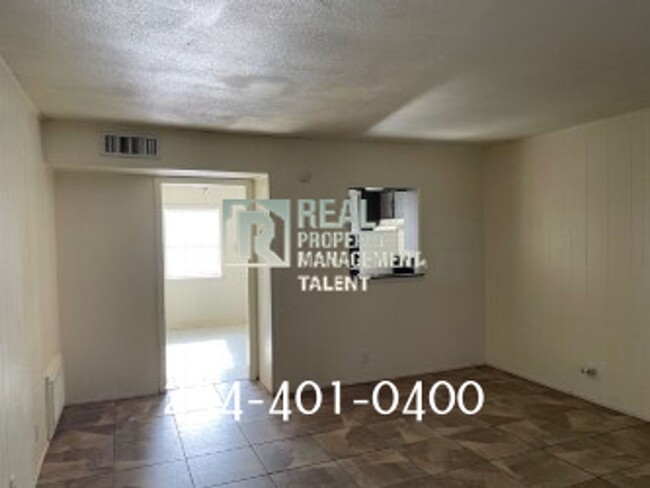 Foto del edificio - 2 Bedroom, 1.5 Bathroom Duplex Townhome fo...