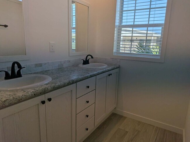 Foto del edificio - 5702 Blue Harbor Dr