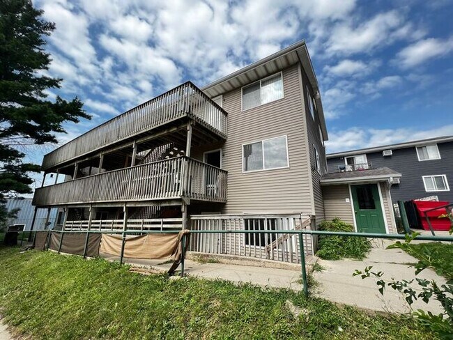 Building Photo - $900 | 2 Bedroom, 1 Bathroom Apartment | N...