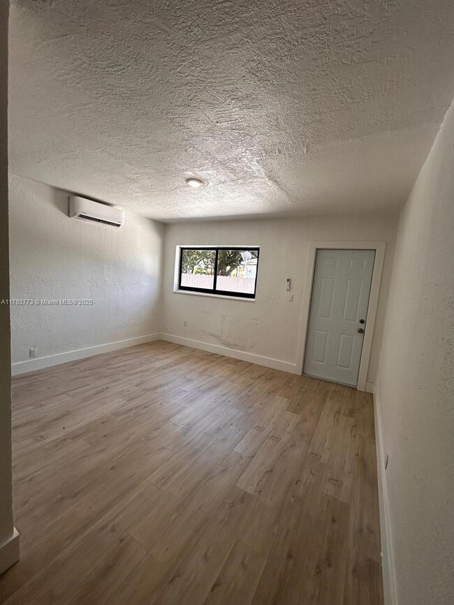 Building Photo - 707 SW 10th St