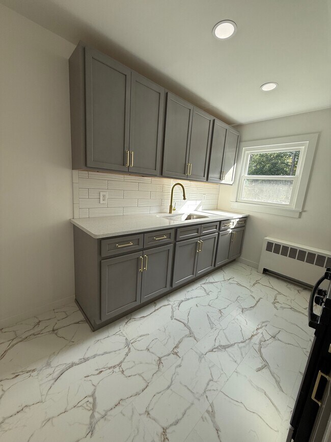 Updated kitchen - 5 Park St