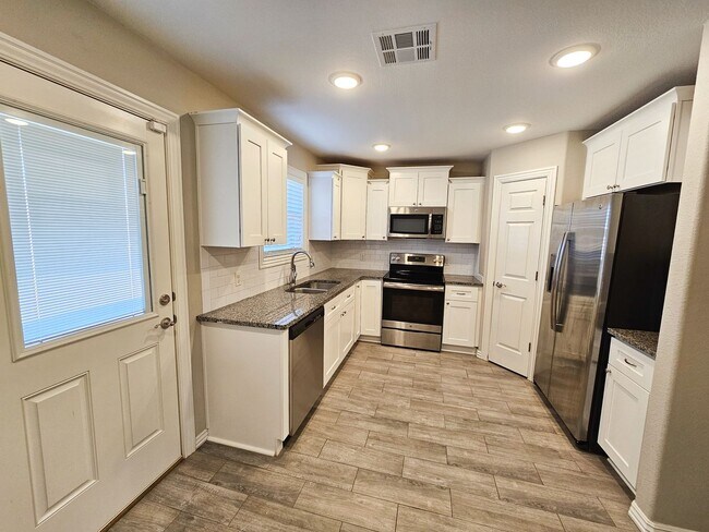Building Photo - Spacious 3B/2.5B Townhome in Chaffee Cross...