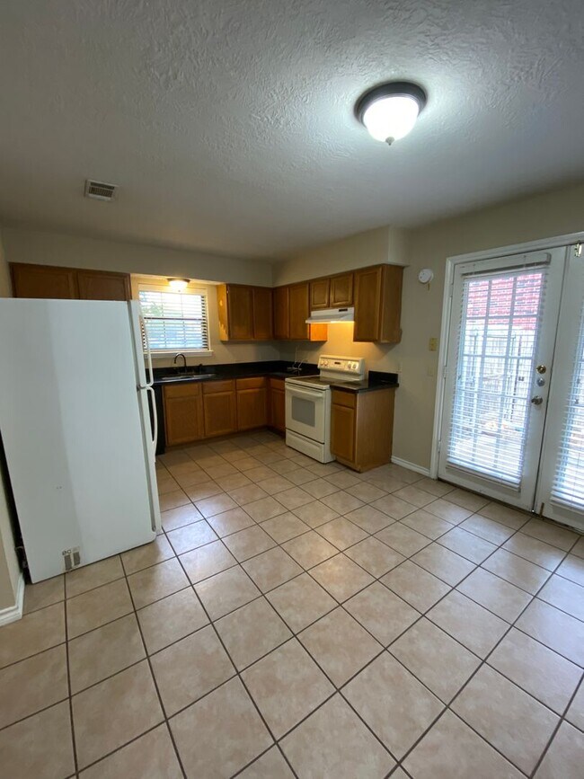 Foto del edificio - AUGUST PRE-LEASE Spacious & Affordable 3 Bedroom 2 Bathroom Duplex ON BUS ROUTE