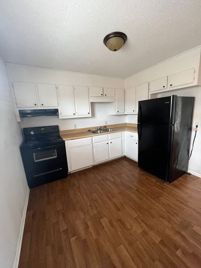 Building Photo - Newly remodeled 2 bed, 1 bath single story...