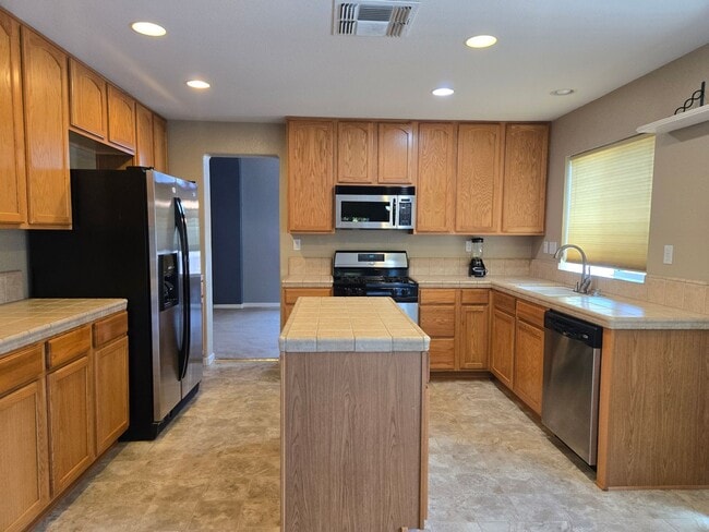 Building Photo - Spacious 4 bed, 3 bath, 2-story House at E...