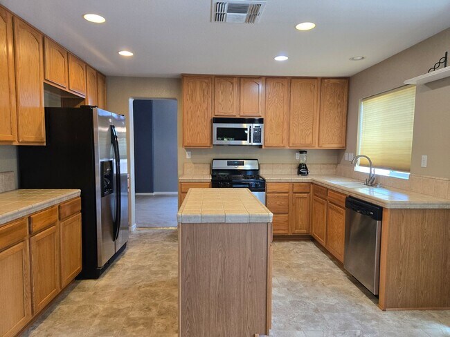Foto del edificio - Spacious 4 bed, 3 bath, 2-story House at E...
