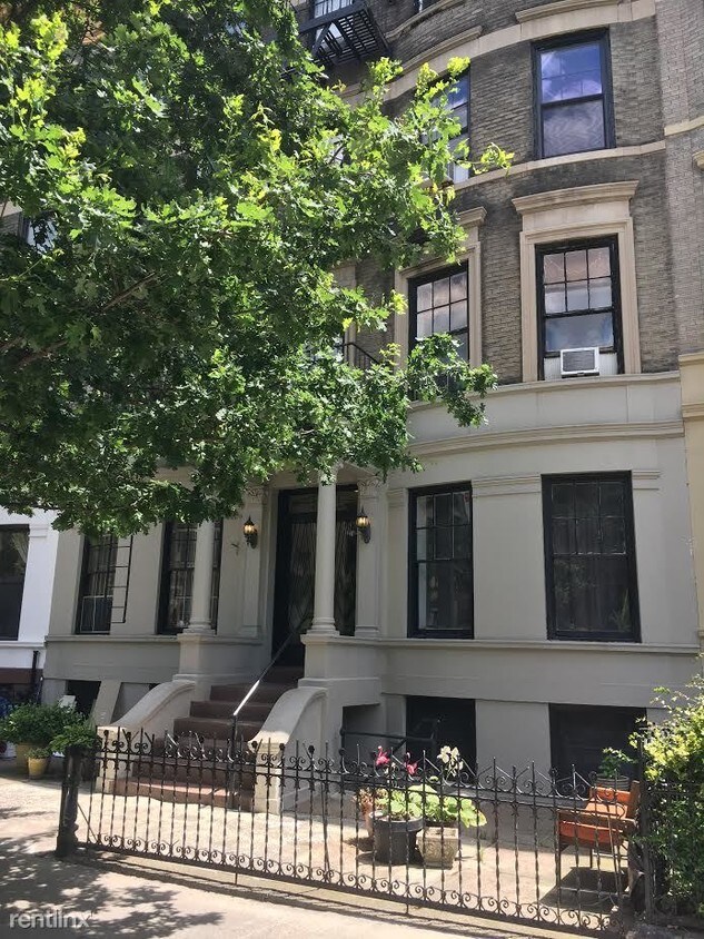 Primary Photo - 207 8th Ave