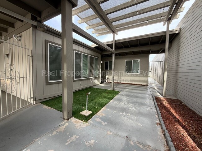 Building Photo - 606 E Royal Palm Square N