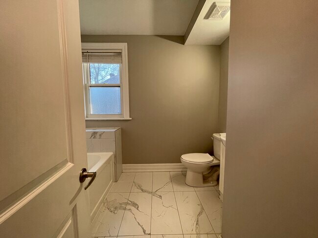 Photo du bâtiment - Stunning 2 Bed Suite With Private Deck!