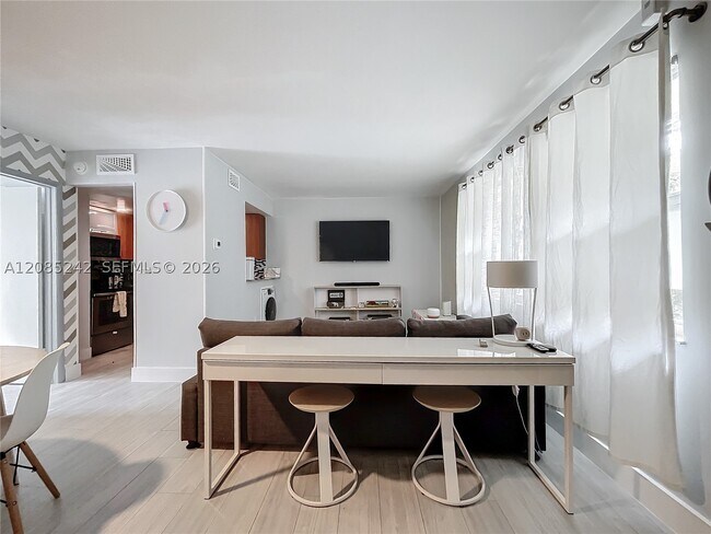 Foto del edificio - 651 NE 60th St