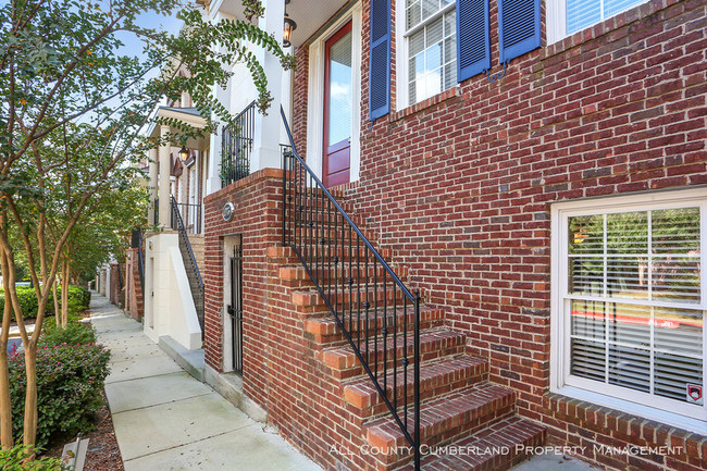Building Photo - IMMACULATE SANDY SPRINGS TOWNHOME!!