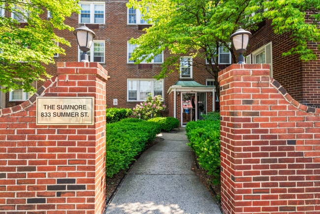 Building Photo - 833 Summer St