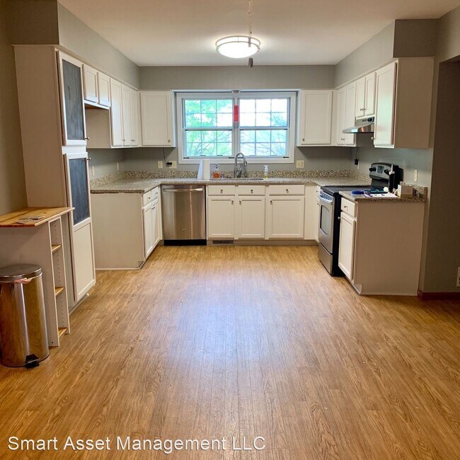 Building Photo - 455-465 Hiview Dr