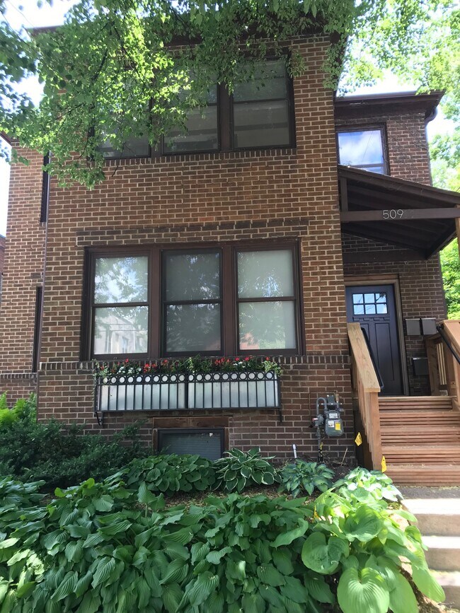 La entrada segura conduce a entradas de apartamentos privados separados en el interior. - 509 W 22nd St