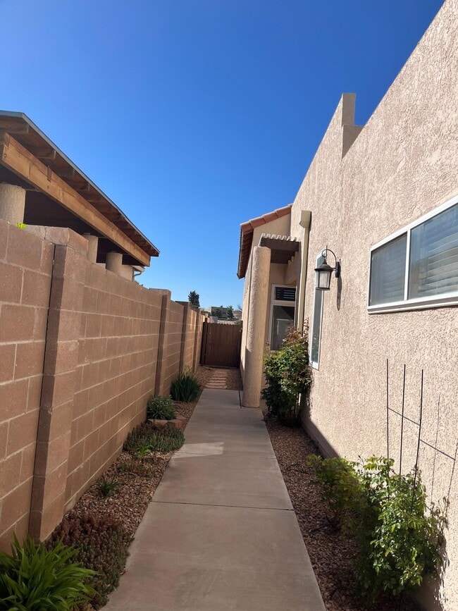 Building Photo - 629 Renaissance Loop SE