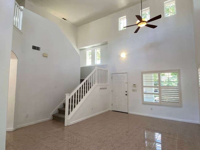 Foto del edificio - Two Story, Three Bedrooms, Two And A Half Bathrooms In Brookside