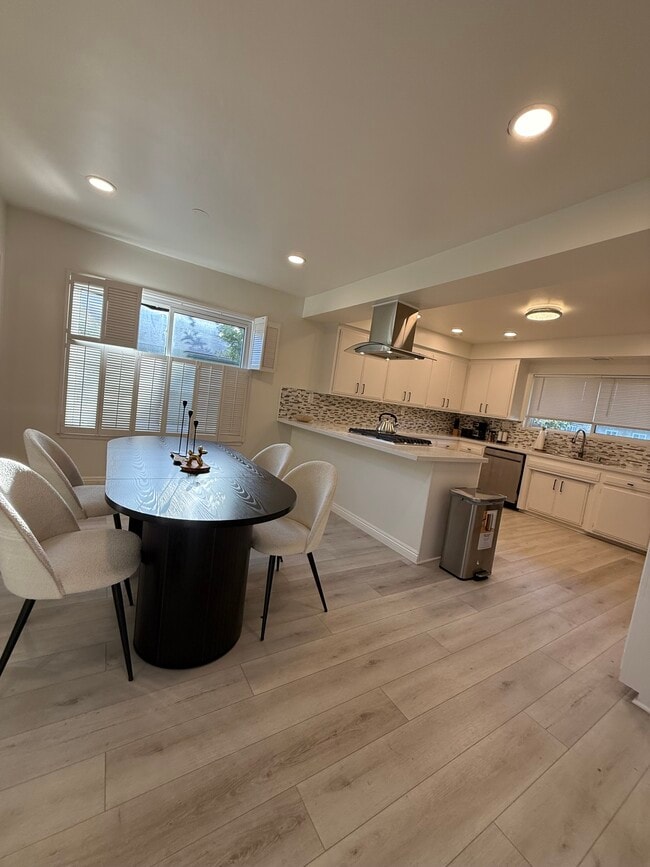 Dining area - 17344 Hartland St