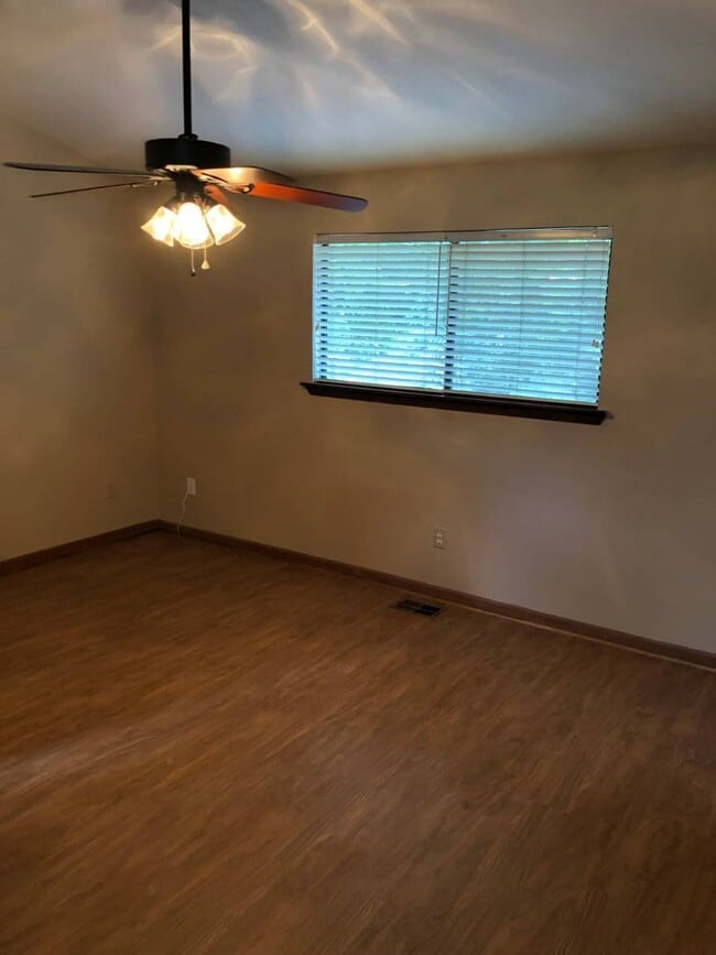 Building Photo - Two-Story 2 bed/2bath townhouse off Park Avenue!