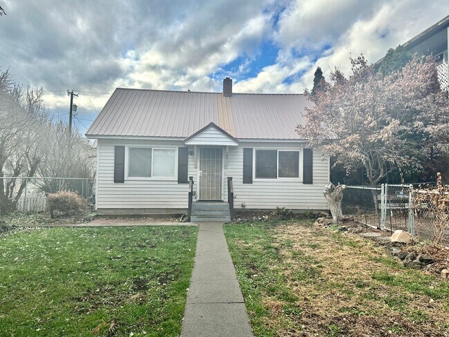 Building Photo - Charming 2 Bedroom Home