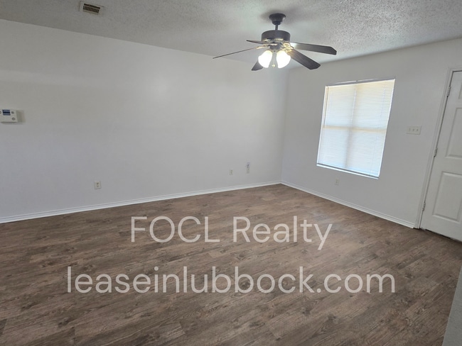 Building Photo - 2 bedroom, 2 bath, 1 car garage