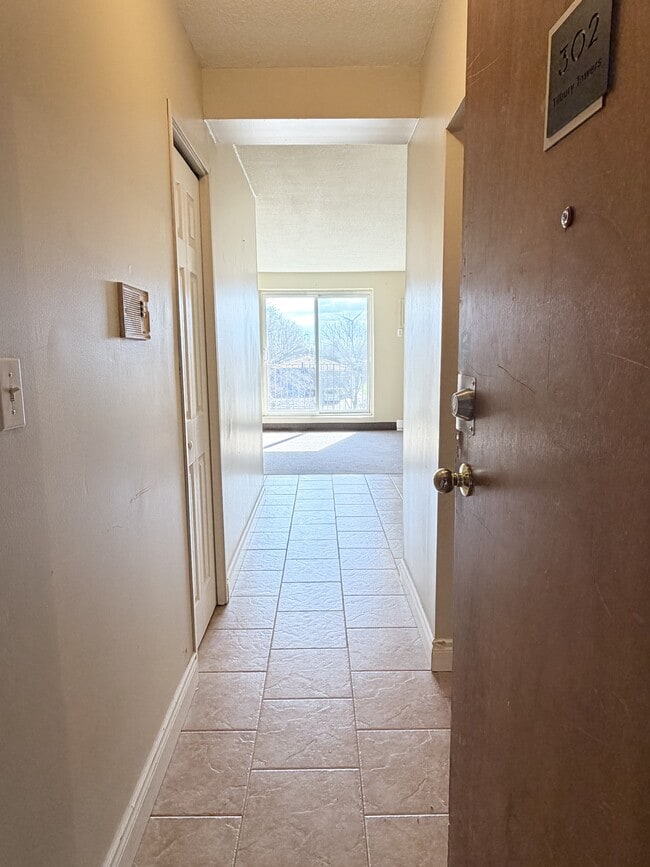 Building Photo - 4 Dufferin St N