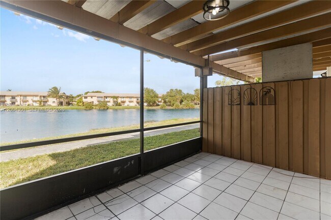 Foto del edificio - Northwest 169th Street, Hialeah, FL 33015 - 3 BR 2.5 BA townhouse